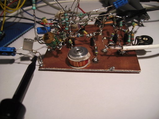 De "spoelverdunner" oscillator met de ringkern spoel. De spoel zit stevig gemonteerd met een M3 boutje en dit levert al meteen een goede mechanische stabiliteit op!