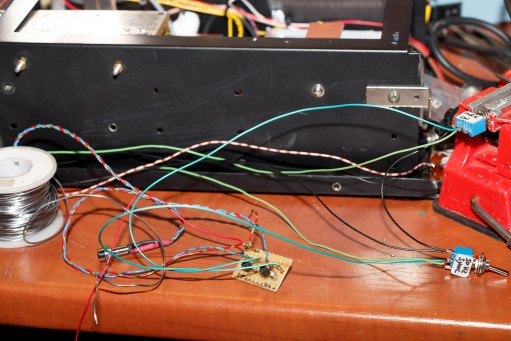 Dit printje bevat twee inverters om een LED juist aan te zetten bij het wegvallen van de spanning. Die gaan dienen als signaallampje voor de 50Hz_sync en de Marker schakelaar. Die werken met pull-down = on.