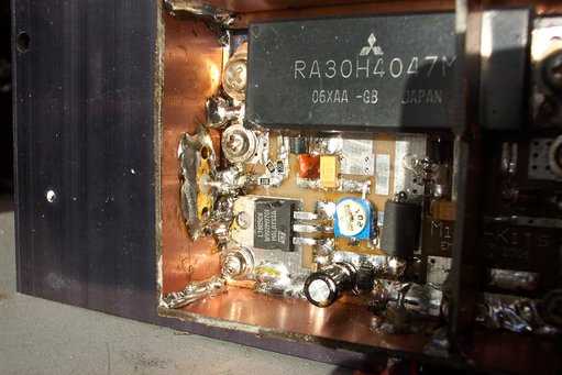 Zo ziet mijn T-verzwakker er uit nu. Bij SMD weerstanden geldt voor de opdruk:<br />eerste twee getallen de waarde, derde getal het aantal nullen. Het getal "nul" betekent dus nul nullen. Snapt u het nog? :)